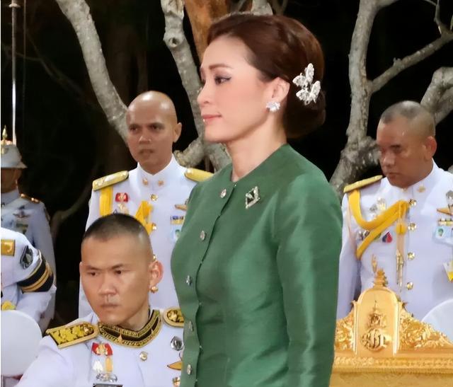 西拉米|提帮功晒出储妃公益近照,颜值轮廓精致如初,形体俱佳人美心善