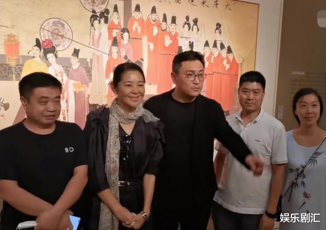 毛衣 倪萍脸部浮肿，嘴唇变厚，夏天穿毛衣，网友说：健康方面有问题？