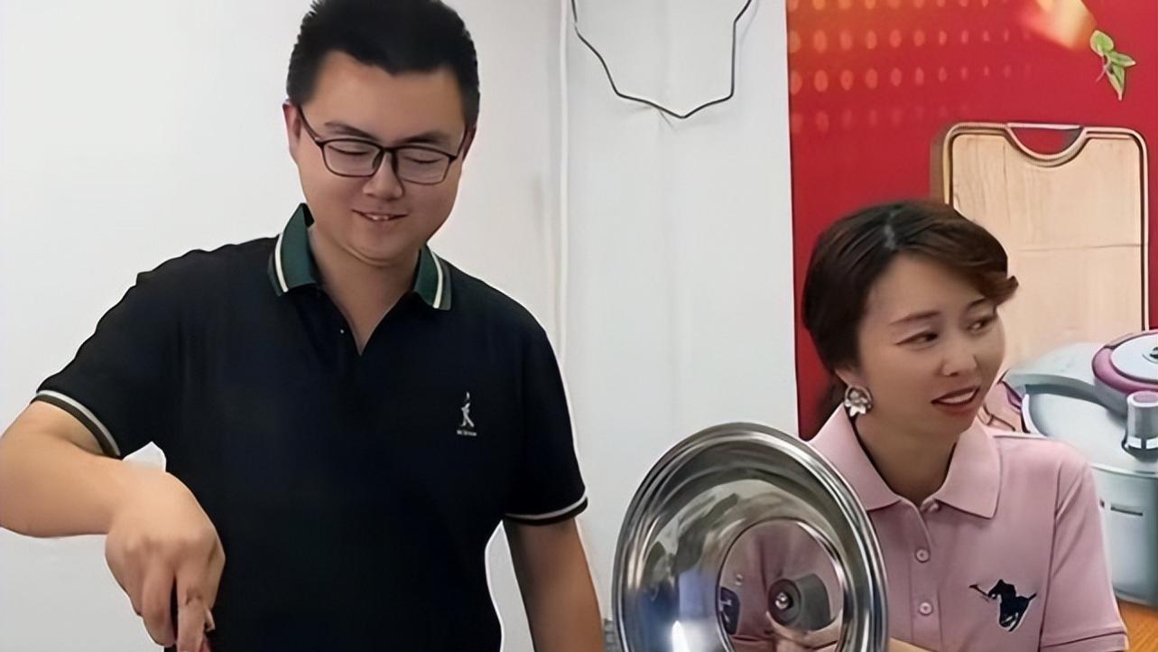 双喜临门！田静直播远离油烟，小腹突出疑怀孕，网友：起码4个月