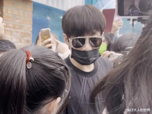 何九华|德云社烧饼与李九春何九华同台,登场后砸挂不断,头九果然没怂人