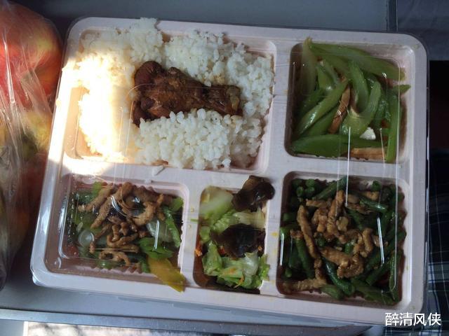 一趟火车有上千乘客，却连几十份盒饭都卖不掉，知道答案了