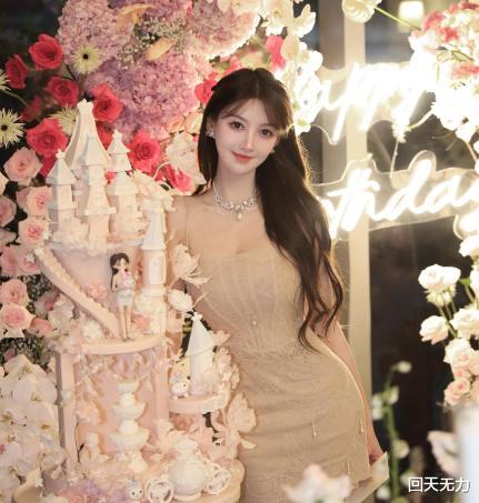 黄晓明|黄晓明新恋情实锤?绯闻女友晒庆生照显露小心机,网友:很像杨颖