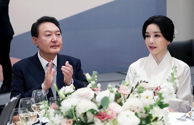金建希 少女脸太绝了，韩国第一夫人又把韩服穿到加拿大！