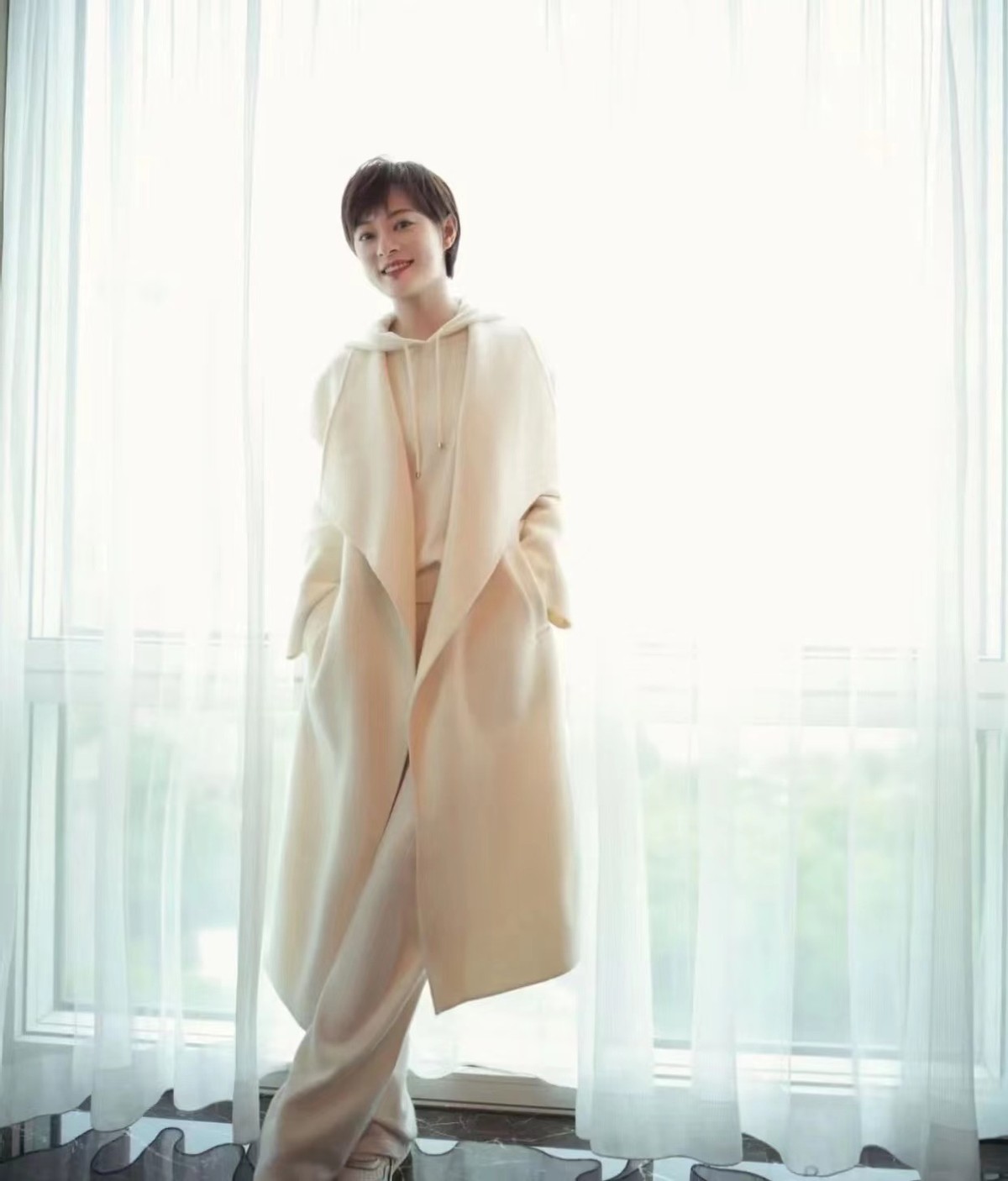 孙俪|40岁孙俪状态火了!穿一身红衣造型亮相时尚晚宴,全身都是国货