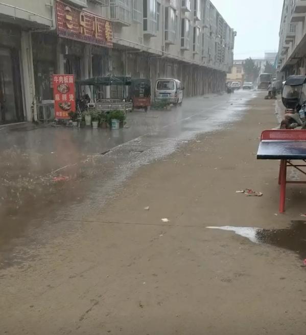 河南一男子拍下局部雨奇观,一路之隔却有两种天气,网友:太偏心