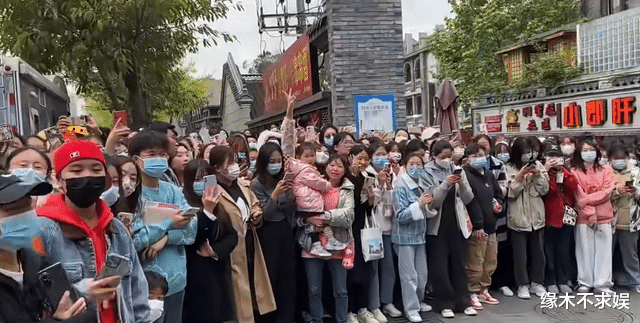 迪丽热巴|迪丽热巴再被偶遇，这次换了一种新风格，围观群众看出她的人气