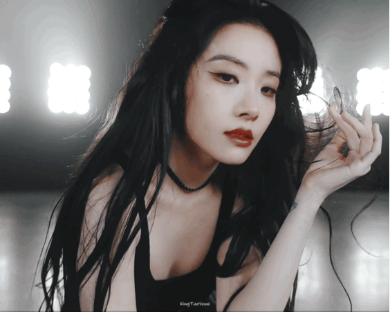 |好会扭啊！喻言性感风翻跳，美女跳舞真是一绝，名品身材卡点舒适，又辣又野