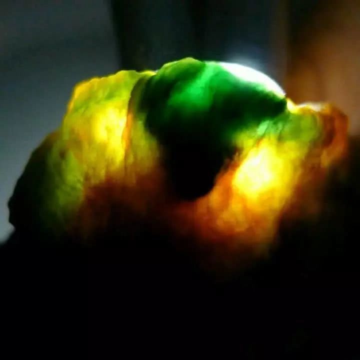 翡翠|2000买的翡翠原石，开出三彩翡翠，成品出来货主笑的合不拢嘴！