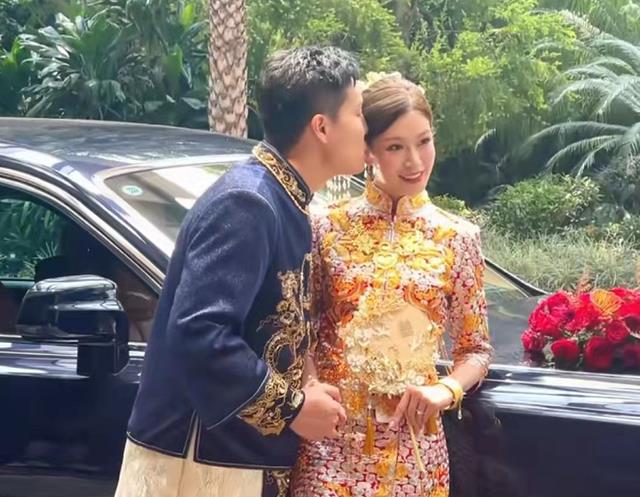 主持人|主持人彭莉婷举行婚礼，手戴金镯子，与老公甜蜜依偎