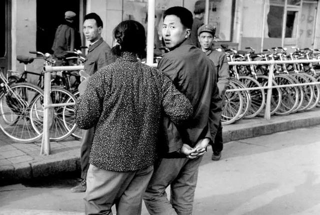 四川老太7岁被射瞎右眼,60年后拿辣椒面堵仇人:再不报仇没时间