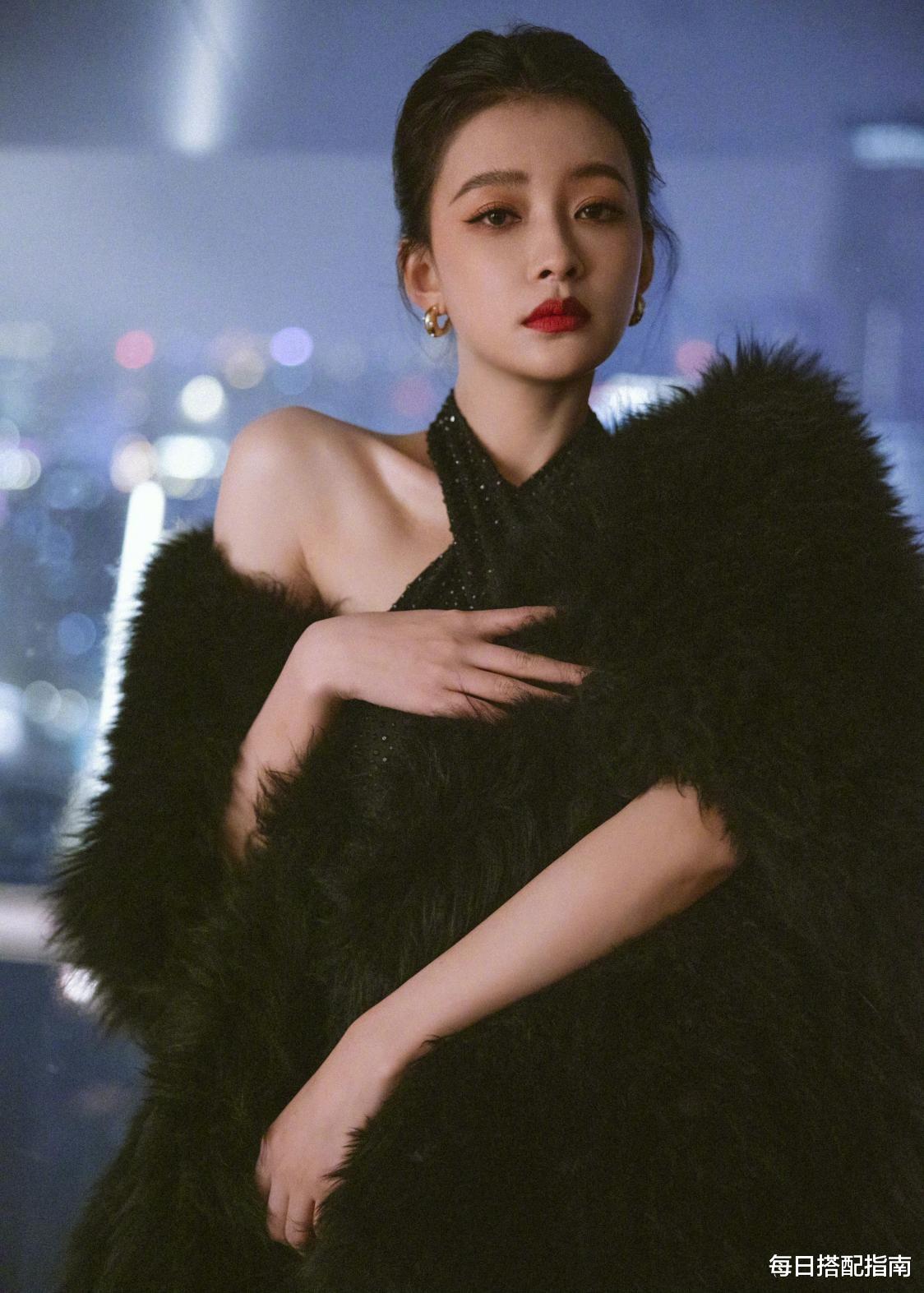 孙怡|孙怡真是“人间富贵花”!穿高开叉长裙气质惊艳,有身材就是任性