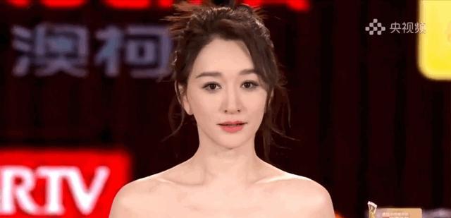 李小冉|47岁李小冉穿白色抹胸长裙窈窕动人!雪肤玉貌美到发光