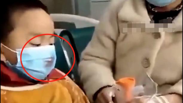 连畜生都不如！孩子生病咳嗽还挨打，隔着口罩鼻子被打出血！