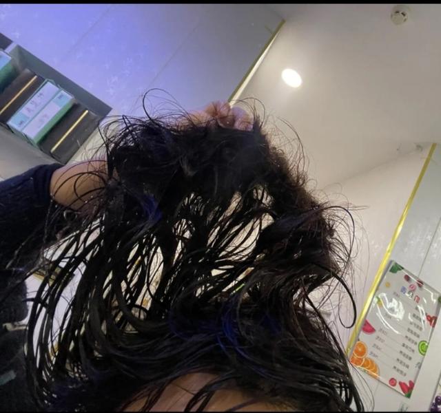 女子在理发店洗头,头发打结6小时未梳通被迫剪短,理发店:用高档发膜多次涂抹未果