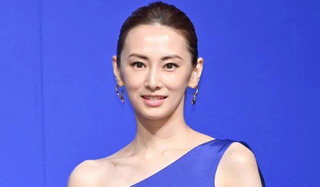 陈飞宇|日本女星北川景子穿露斜肩衣裙！雪肤玉貌美得让人窒息