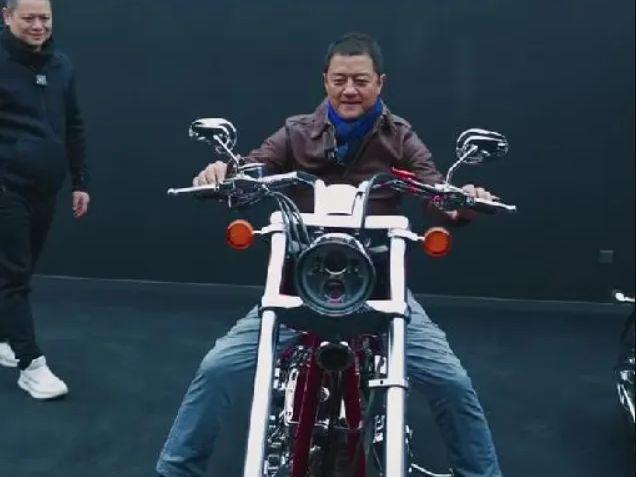 李亚鹏|李亚鹏和女友买高价摩托,网友:欠的钱还上了吗