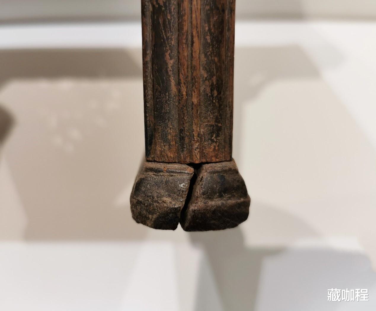 |局部微残有小修，黄花梨小翘头案估价三十万元