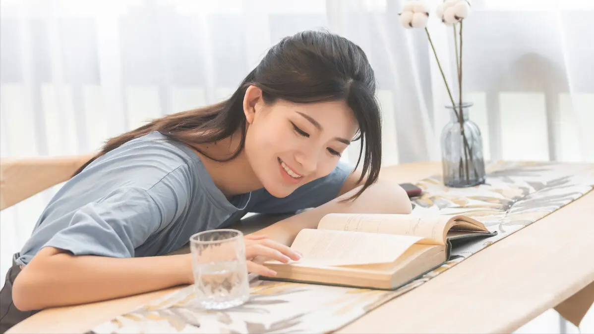 翻车?中科院院士线上会议时被一年轻女子亲吻!学校回应