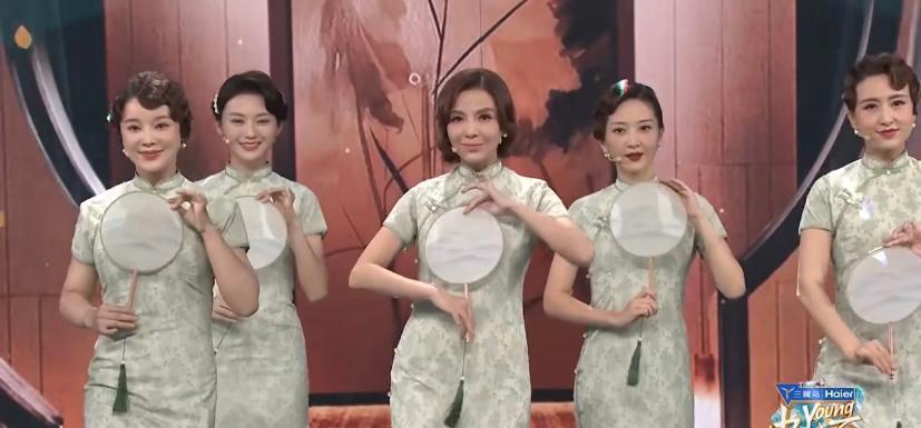 央视|央视9位主持人的旗袍秀,远看就像九胞胎,陆川的老婆美成了焦点!