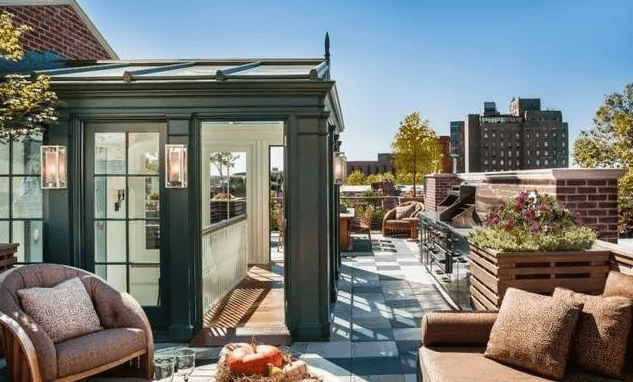 夫妻两为了露台买没人要的顶楼,装修完变空中花园,邻居都眼红!