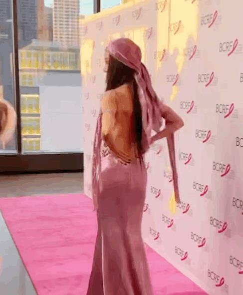 粉色|73岁王薇薇真是“不服老”!穿全粉礼服自信抢镜,大秀纤细身段