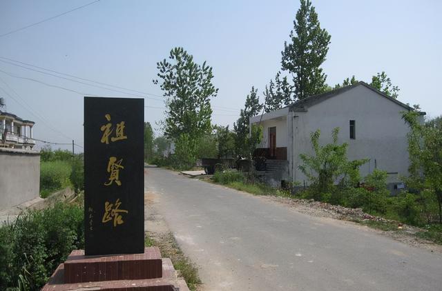 王祖贤|1992年女神王祖贤回安徽老家办了3件事:喝啤酒、祭祖先、看中学