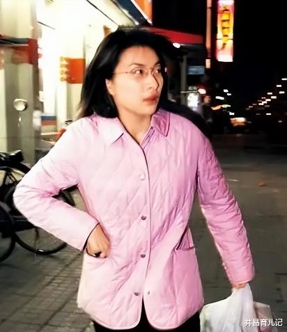 郭晶晶|郭晶晶穿普通睡衣出街买菜,路人指:“太寒酸了”