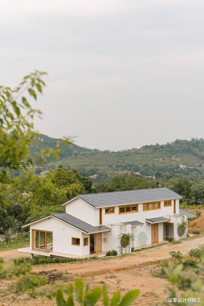 这个养老房绝了啊！小两层依附在山脚下，拱形门窗带来数不尽的温柔