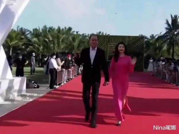 陈炜|真是模范夫妻!张光北牵小娇妻走红毯遮不住幸福,58岁陈炜穿芭比粉艳压晚辈