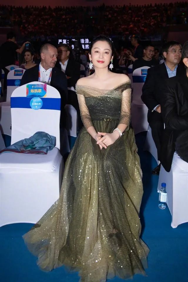 陈红|陈红同框惠英红，同穿礼服气质差距太大，明明小9岁看起来更显老