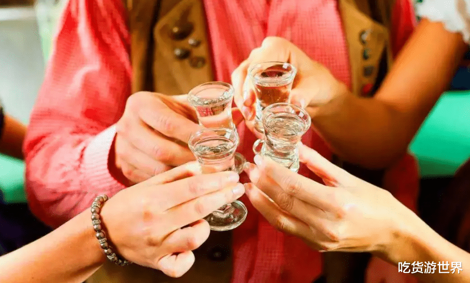 |给别人敬酒时，最忌讳“祭祀手”？喝酒的讲究，建议了解一下