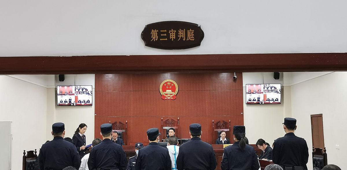 父亲被人殴打,鉴定结果为轻伤一级,对方被取保候审,该怎么办?