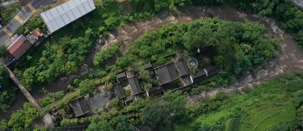 百年神庙能让洪水绕道,专家调查后一无所获,三个高中生道出真相