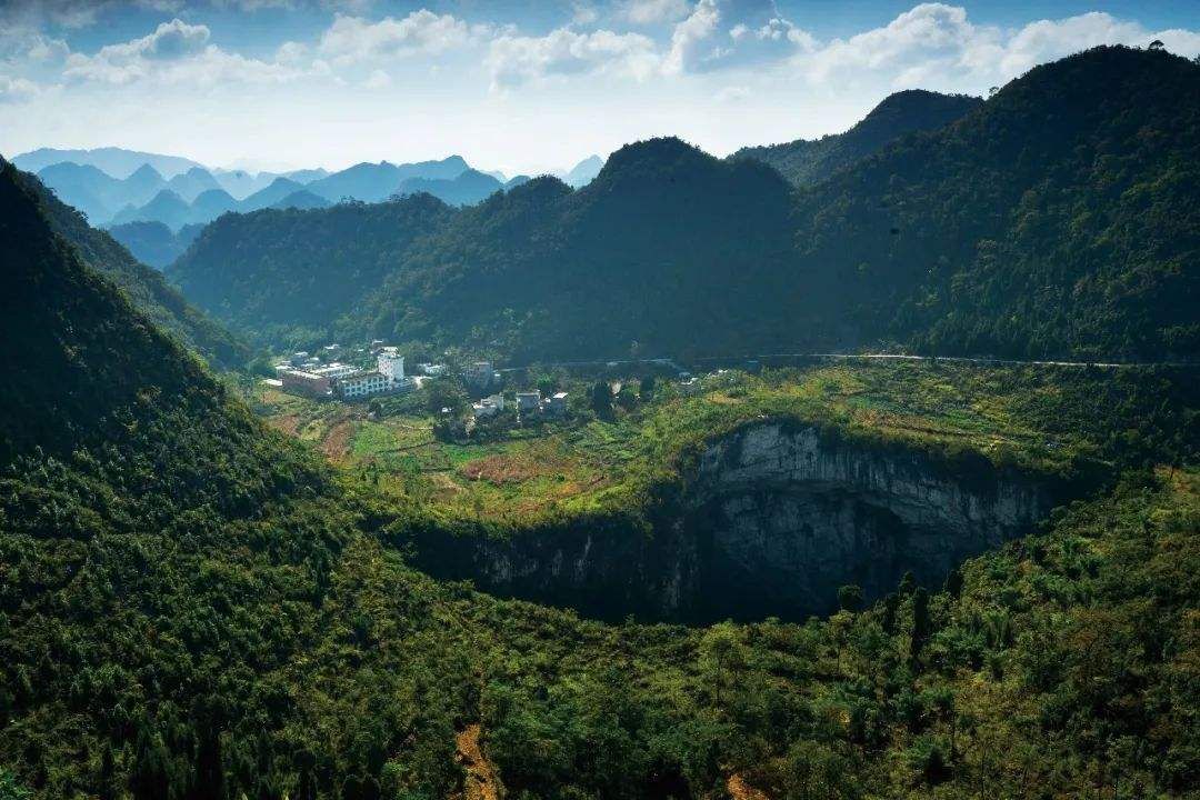 大自然馈赠人类的奇观、世界上最大的天坑群——广西乐业天坑群