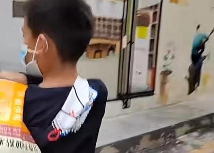 柳岩|教子有方！孙海洋晒孙卓孙辉洗碗特制围裙，孙爸爸举动被网友称赞