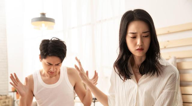 父亲欠女儿28万不还,女儿讨要多年后,竟将父亲告上法庭索要42万