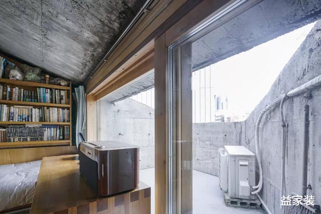 一家三口，50年如一日的挤在12平小房里，看着憋屈实则很幸福