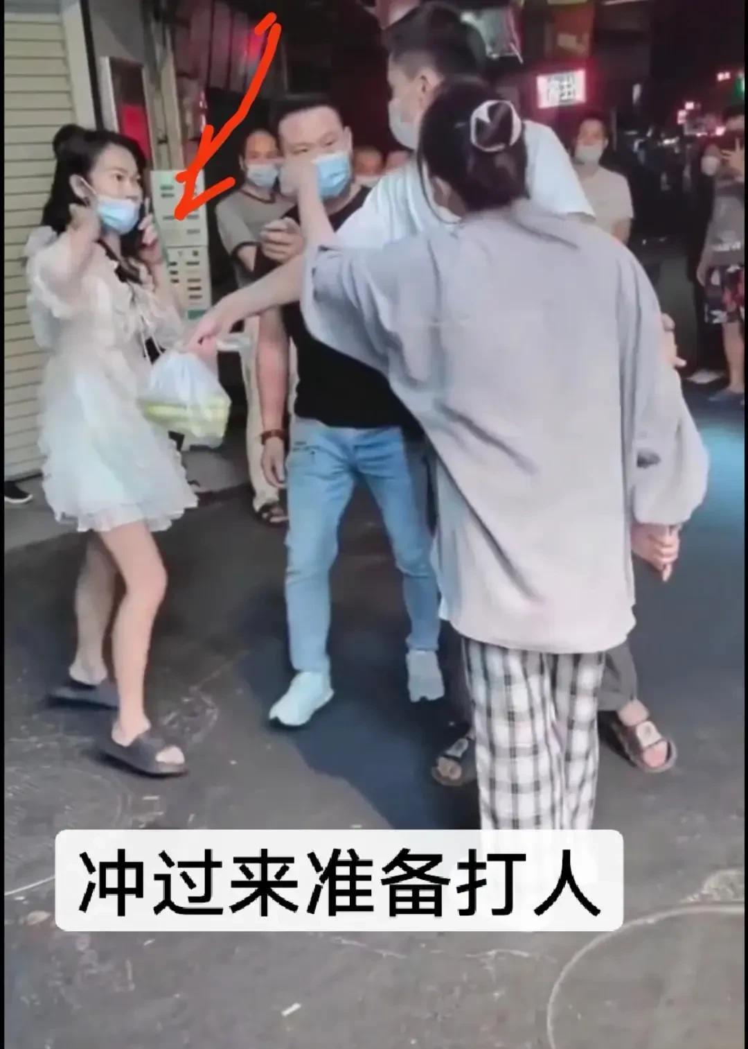广州：女子做核酸插队，5天和人打架4次，网友：她开麻将馆的