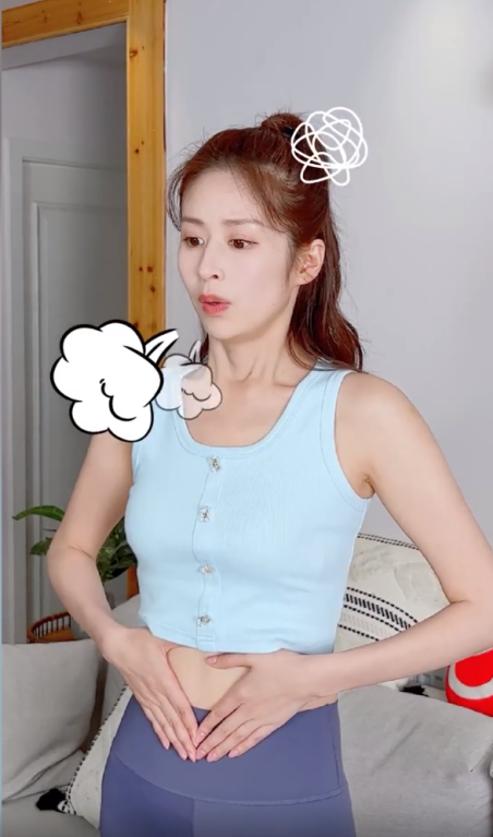 银耳 33岁女星颖儿晒健身视频，穿短上衣大方秀腹肌，皮肤白嫩锁骨突出