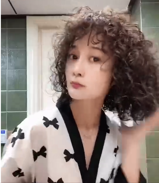 离婚 想打理湿漉漉的发型,弹力素、啫喱膏和泡沫发蜡,哪种效果最好?