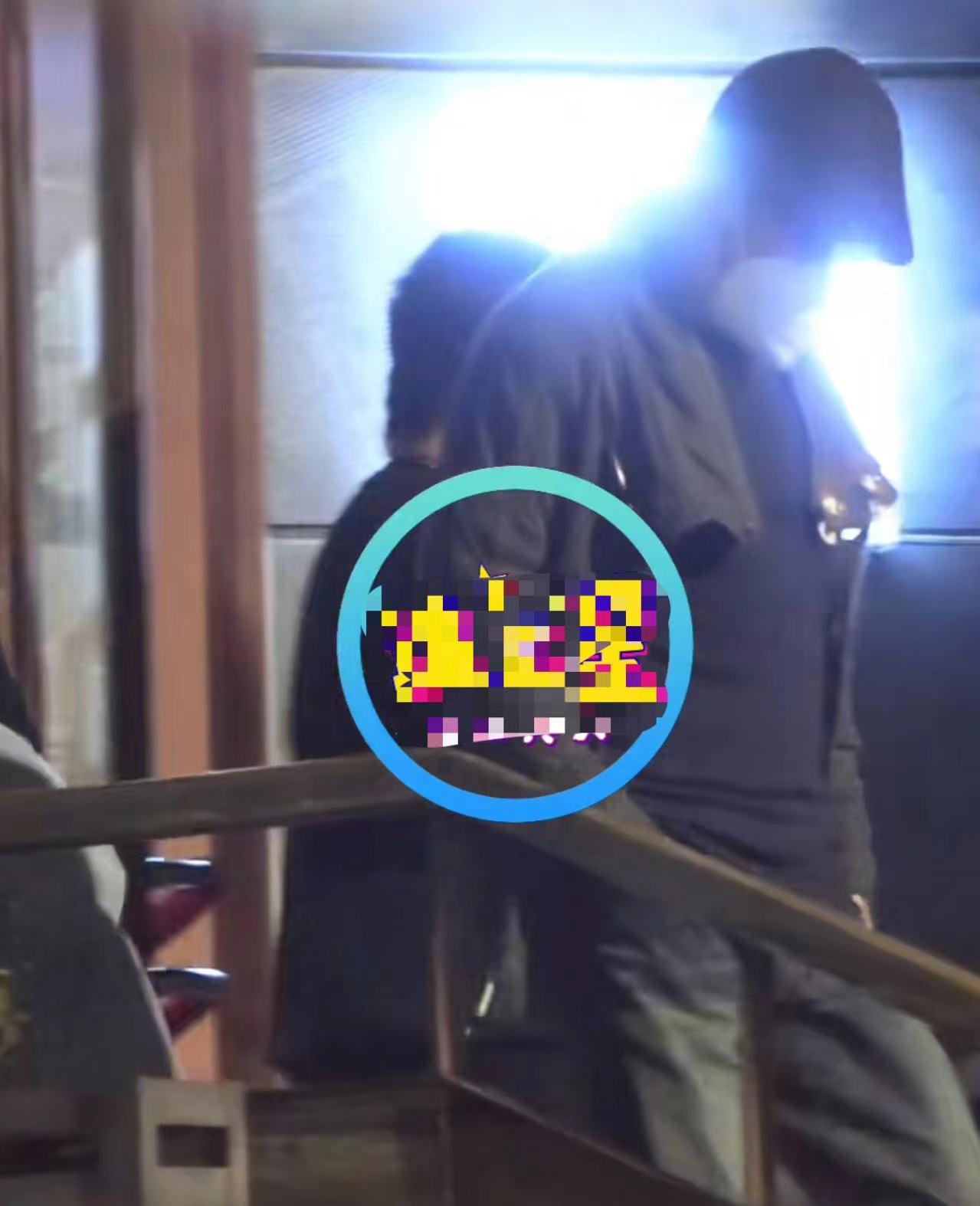 杨坤|50岁杨坤身旁又换新人！红光满面请美女吃饺子，身材壮硕走路踉跄