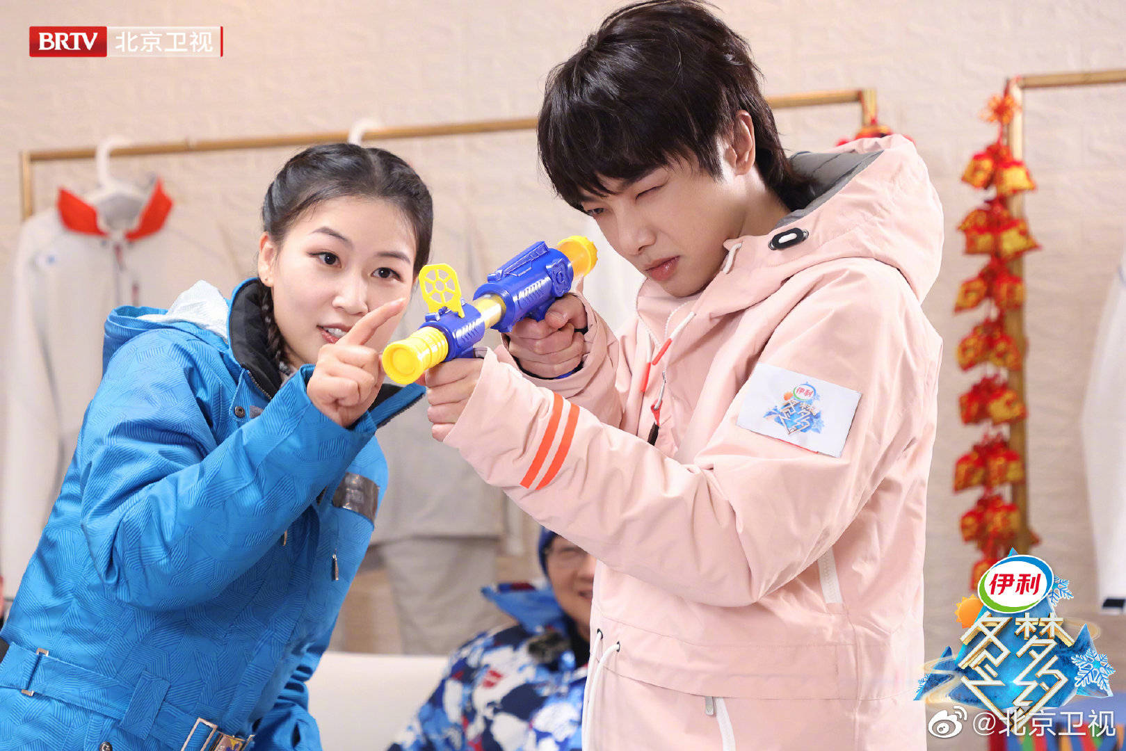 华晨宇|歌王华晨宇加盟冬梦之约，身穿粉色滑雪服，化身“公园小抢手”