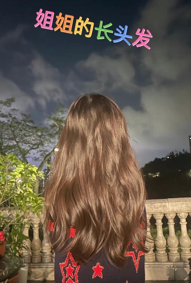 方媛|方媛晒近照，4岁大女儿波浪卷长发及腰，2岁小女儿握笔姿势好可爱