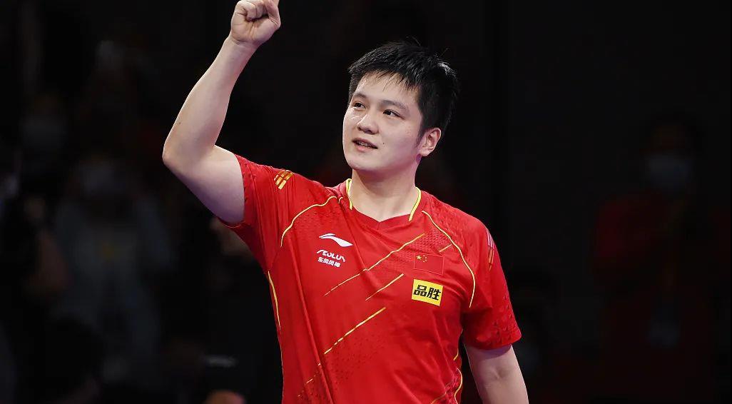 邓超|邓超曾嫌樊振东没名气,发照时将其截掉,现今主动发合照被骂惨