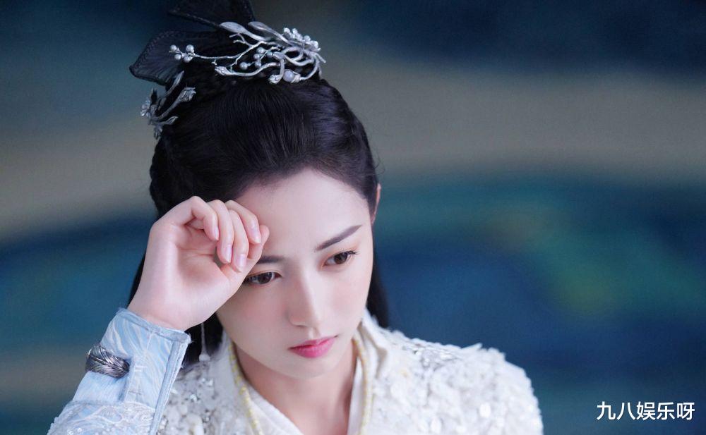 陈钰琪|陈钰琪“防爆”体质？签约唐嫣、合作当红男星，却没有女主角的气质