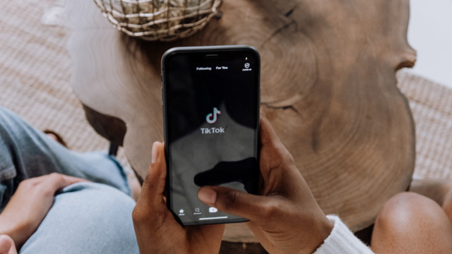 抖音|抖快社交，变道求生