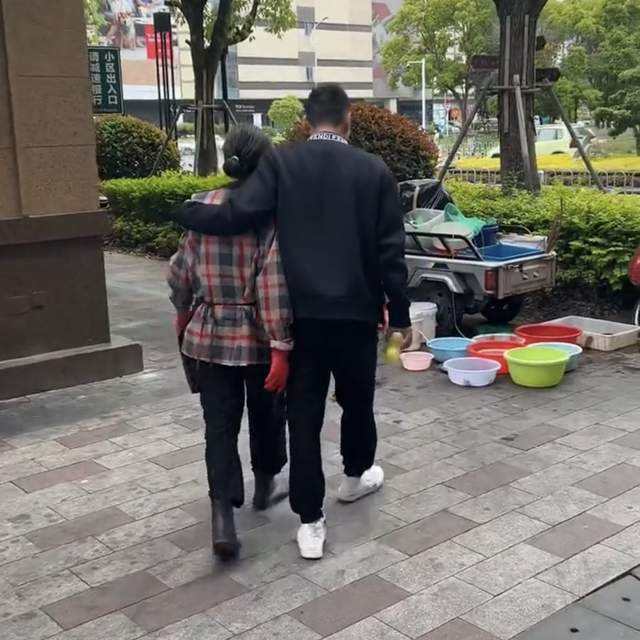 李冰冰|演员李飞摆地摊帮母亲卖鱼！母亲浑身脏乱臭，努力帮街坊装袋成交