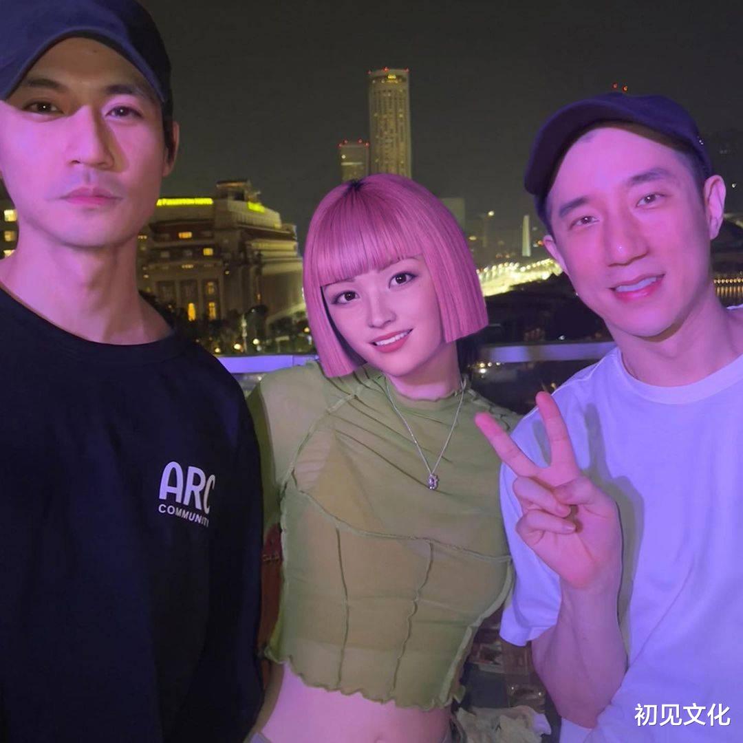 小龙女|成龙爱子房祖名罕见分享和好友聚会照，和妹妹小龙女共用一张脸