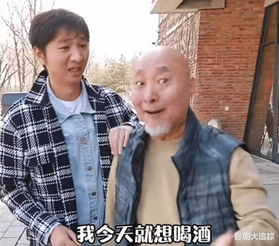 张艺谋|68岁陈佩斯和儿子拍视频，妻子罕见出镜，灰色大衣配卷发造型洋气