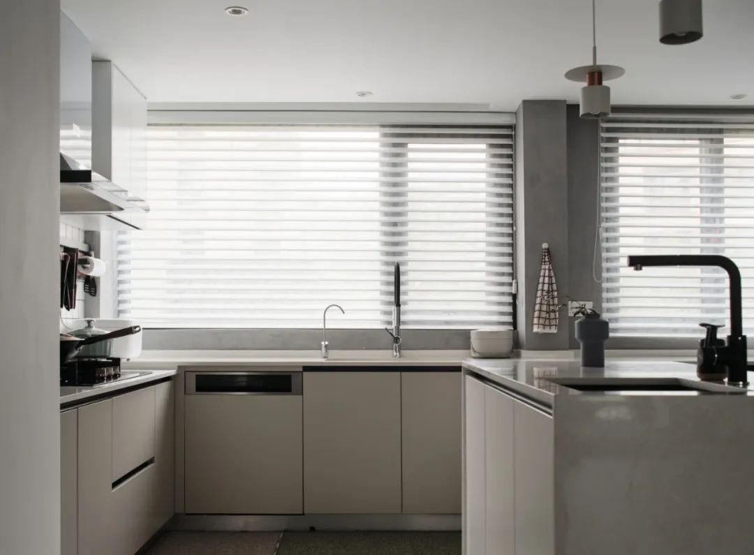 32岁男主靠自己买下125㎡房子,改造后和猫咪一起生活,轻松自在